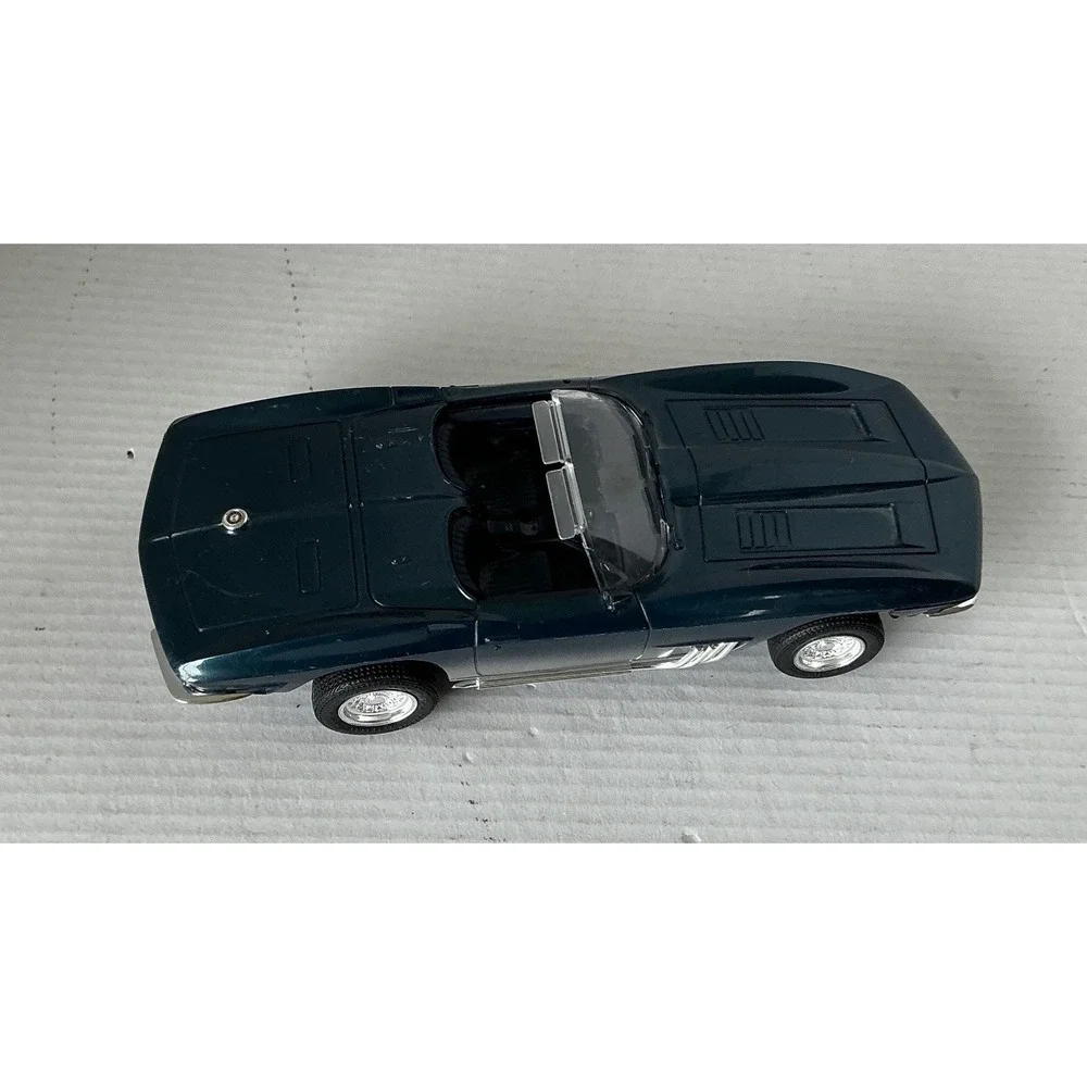 Chevrolet 1963 Corvette Stingray Mako Shark Diecast Car Blue 1:24 GM Licensed
